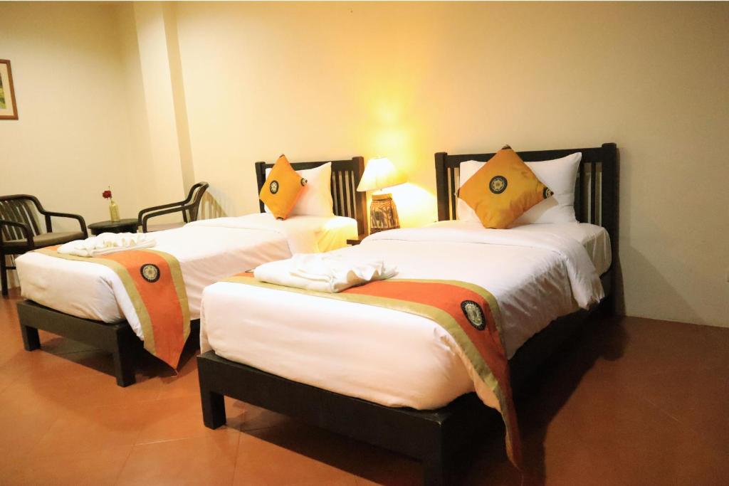 Postel nebo postele na pokoji v ubytování Harmony Patong Hotel