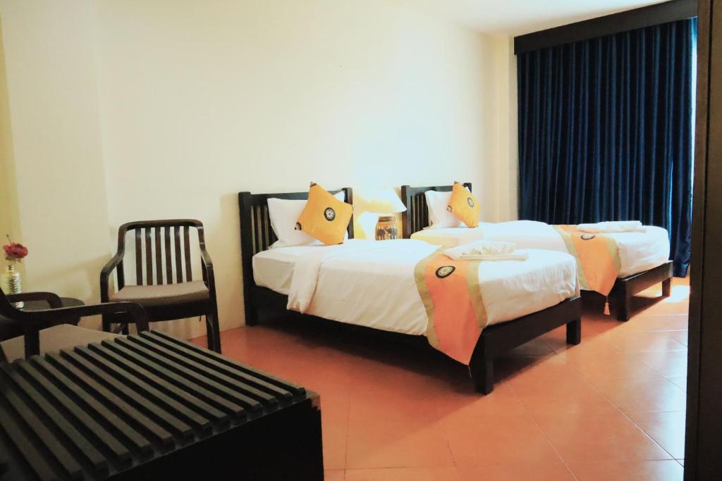Postel nebo postele na pokoji v ubytování Harmony Patong Hotel