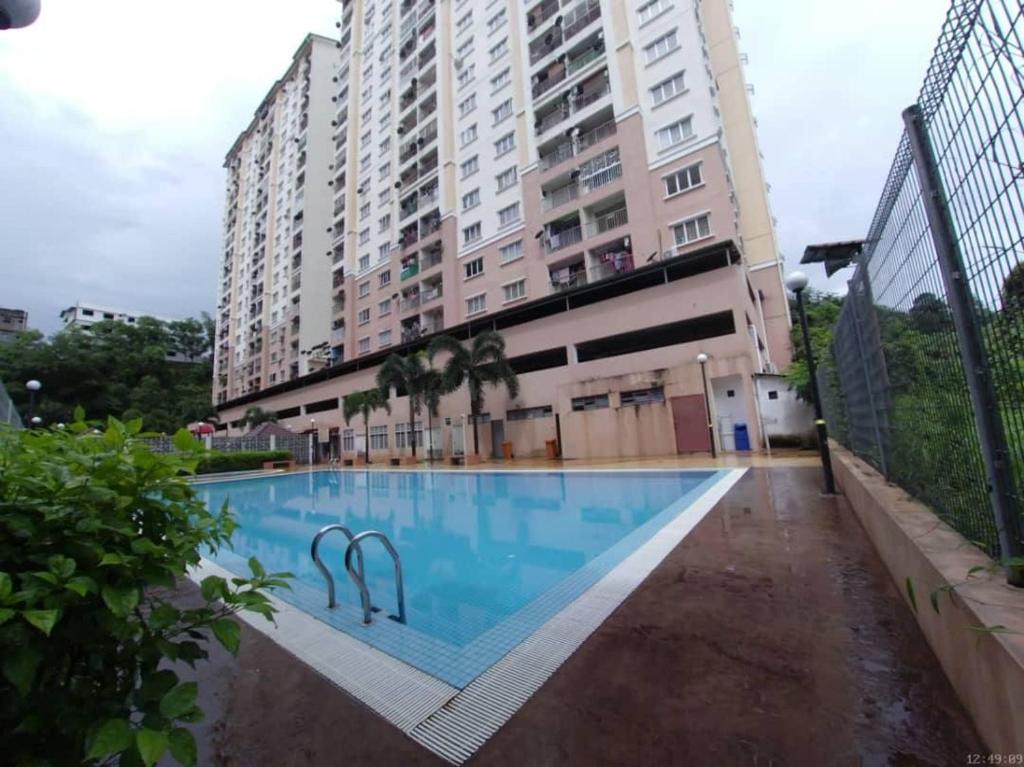 an empty swimming pool in front of a building at SN HOMESTAY (BATU CAVES) in Batu Caves