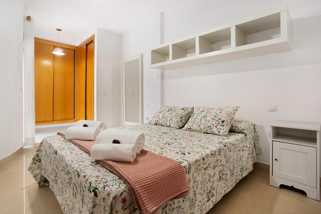 una camera con un letto con due cuscini sopra di Puerto Playa 2 a Puerto del Rosario