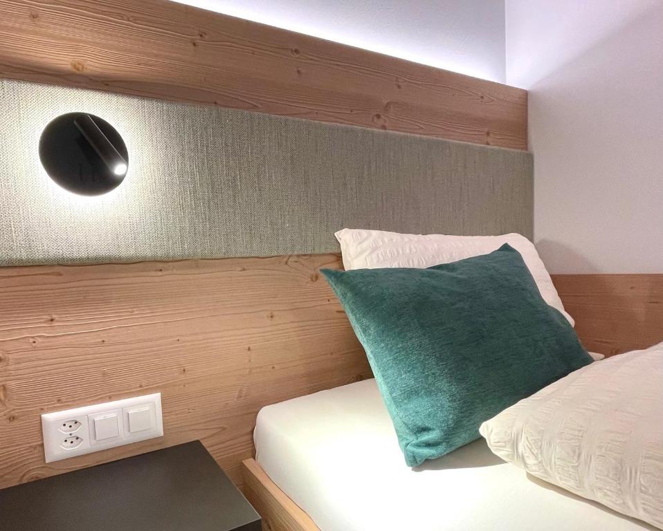 Postel nebo postele na pokoji v ubytování Boutique und Bier Hotel des alpes