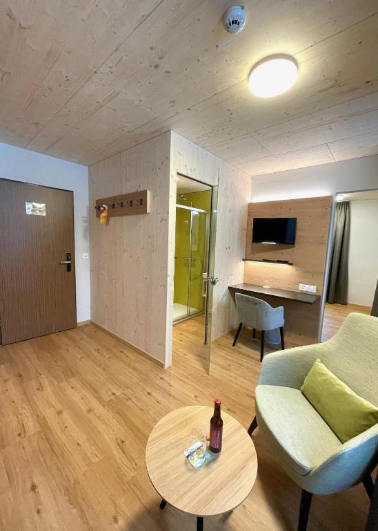 TV a/nebo společenská místnost v ubytování Boutique und Bier Hotel des alpes