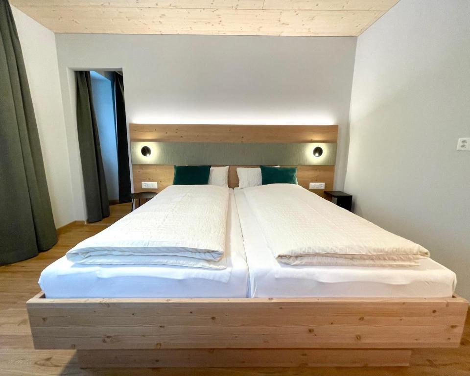 Postel nebo postele na pokoji v ubytování Boutique und Bier Hotel des alpes