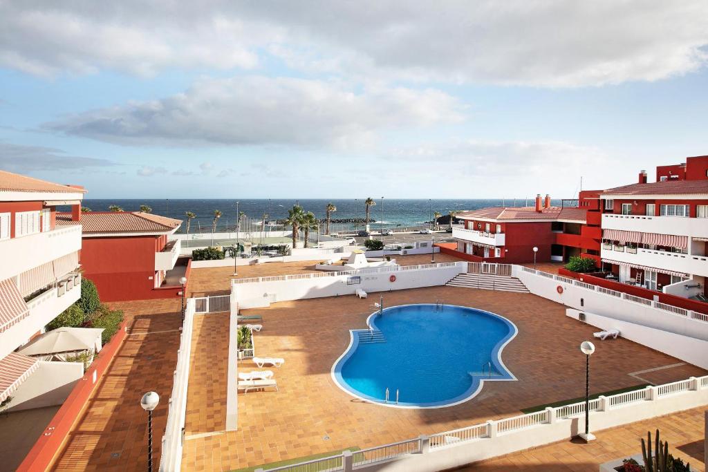 Pájara的住宿－M y C el Puertito，享有大楼顶部游泳池的景色
