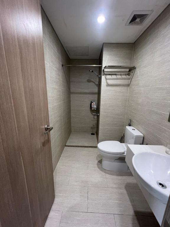een badkamer met een toilet en een wastafel bij Sora House 3 - Vinhomes Ocean Park in Hanoi
