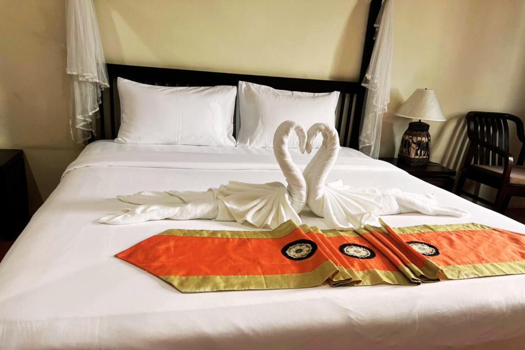Postel nebo postele na pokoji v ubytování Harmony Patong Hotel