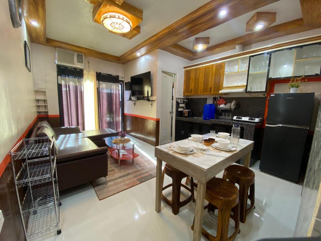 una cucina e un soggiorno con tavolo e sedie di S Apartelle a Zamboanga