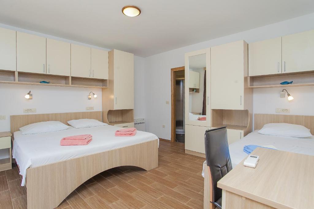 Postel nebo postele na pokoji v ubytování Apartments Villa Maris