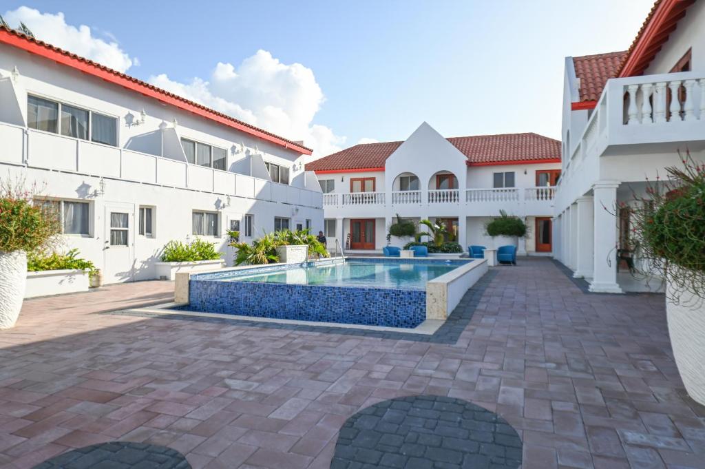 un patio con piscina en una casa en E Solo Aruba Apartments en Oranjestad