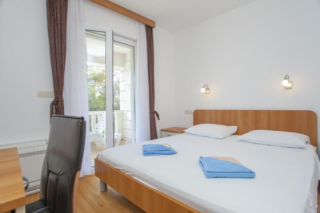 Postel nebo postele na pokoji v ubytování Apartments Villa Maris