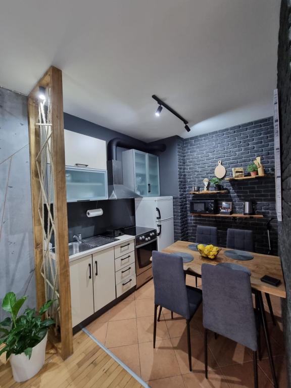 une cuisine avec une table en bois et une salle à manger dans l'établissement Marilyn Lux Apartment, à Skopje