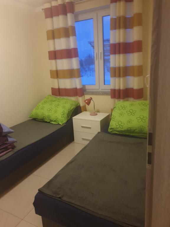 pokój z dwoma łóżkami i oknem w obiekcie Urokliwe zacisze w Opawie w mieście Lubawka