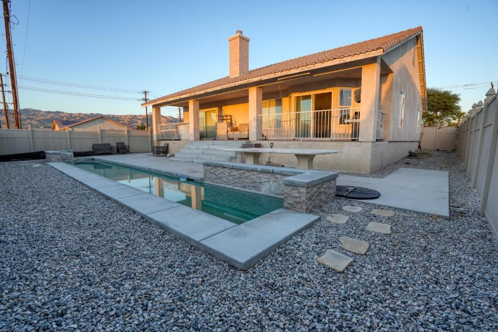 uma casa com piscina em frente a uma casa em Newly Renovated Beautiful Home WOW! em Desert Hot Springs