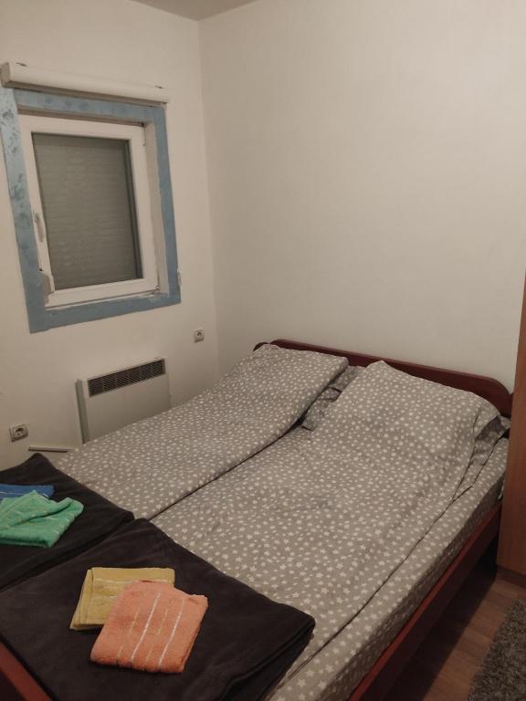 Apartman Gogi房間的床