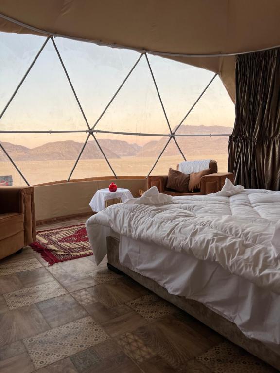 1 dormitorio con cama y vistas al desierto en Rozan Luxury Camp Wadi Rum en Wadi Rum