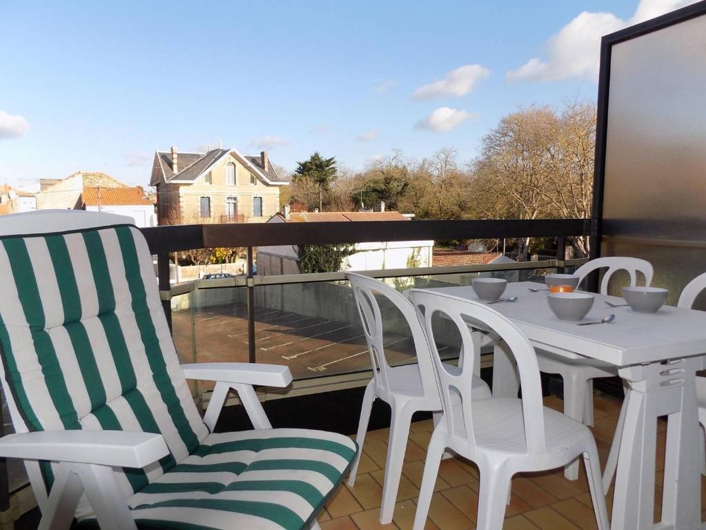 une table et des chaises sur un balcon avec vue dans l'établissement Saint Georges de Didonne - APPARTEMENT - résidence PROCHE PLAGE avec ascenseur, à Saint-Georges-de-Didonne