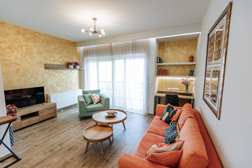 AnnaG apart في أثينا: غرفة معيشة مع أريكة وطاولة