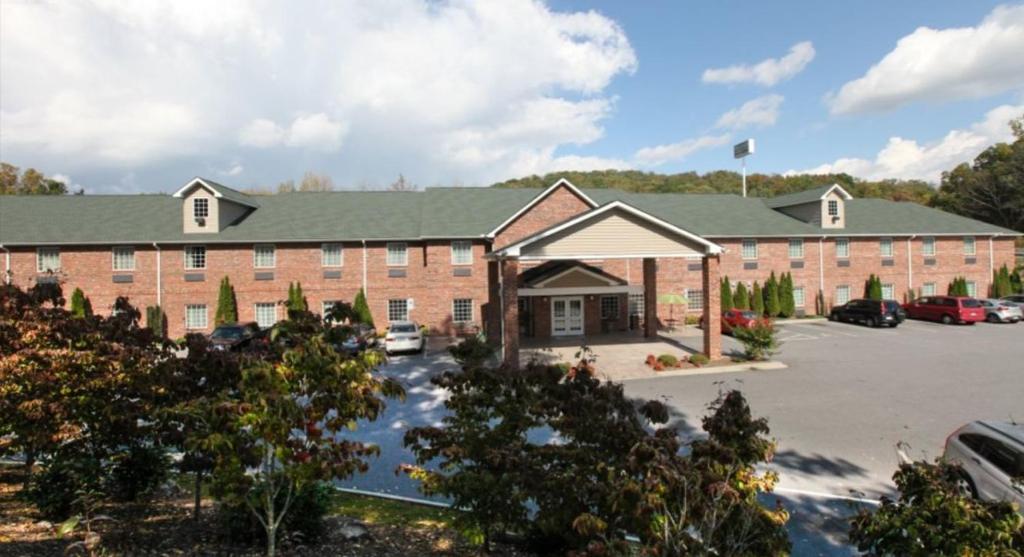 Mountain Inn & Suites Airport - Hendersonville - Housity