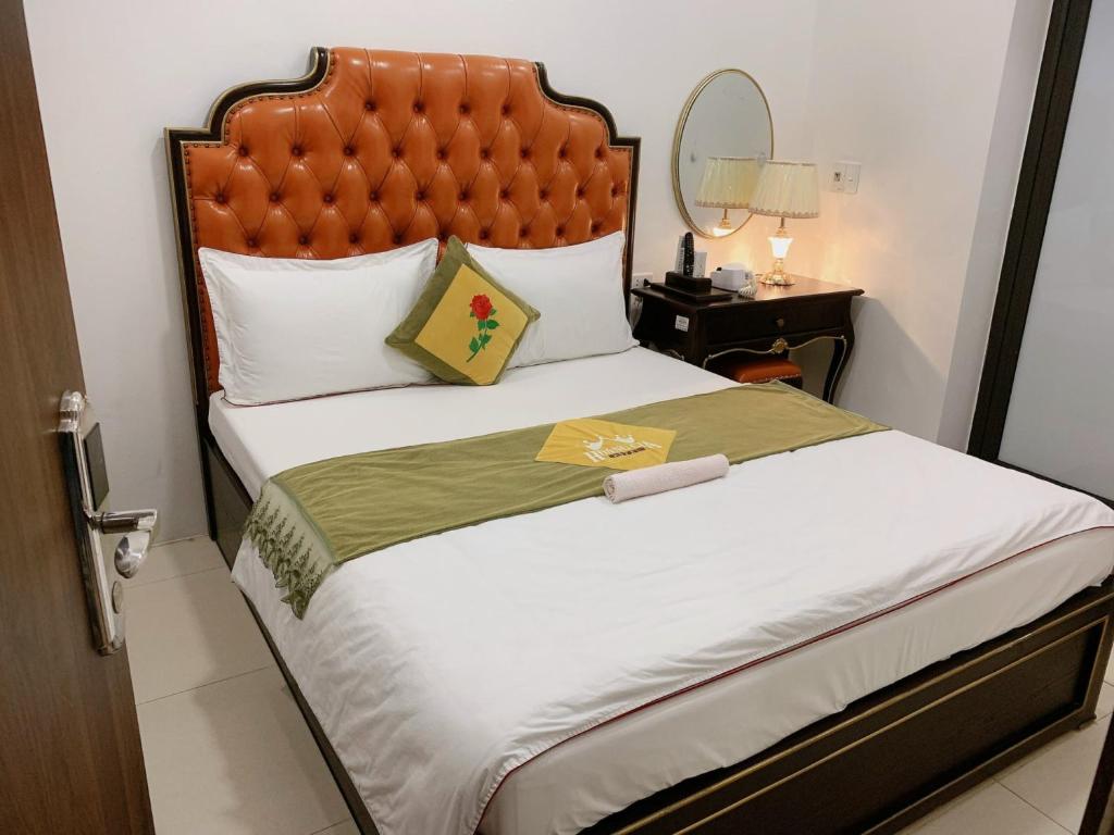 Postel nebo postele na pokoji v ubytování Hoàng Gia Đông Anh Hotel