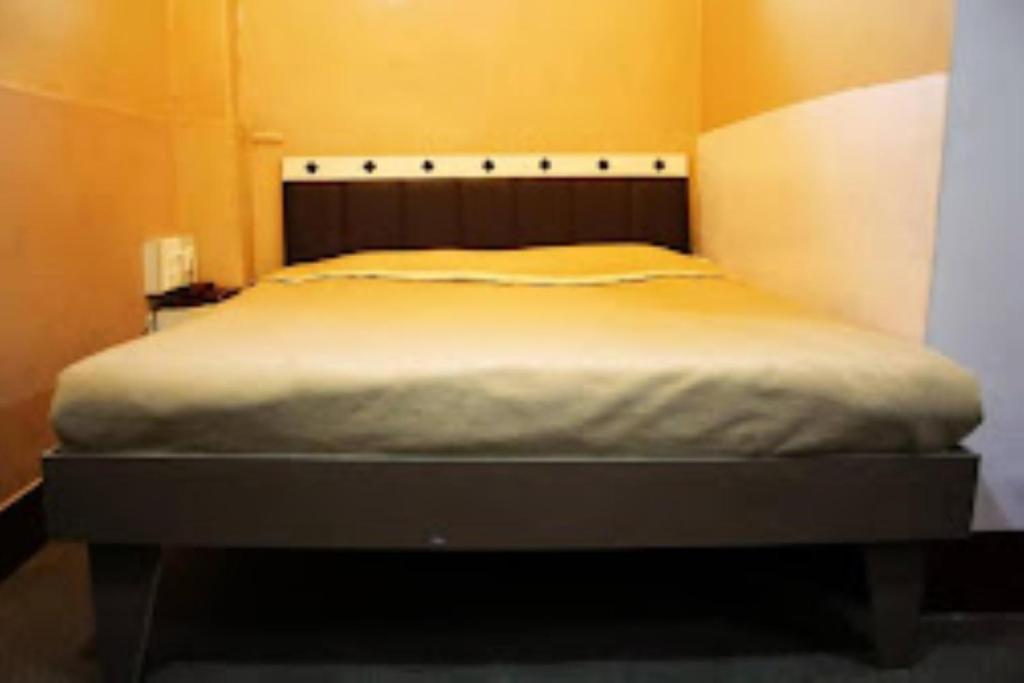 uma cama grande num quarto com em Hotel Monsoon , Shillong em Shillong