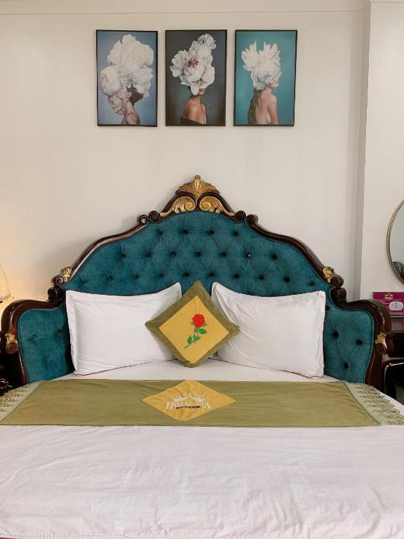 Postel nebo postele na pokoji v ubytování Hoàng Gia Đông Anh Hotel