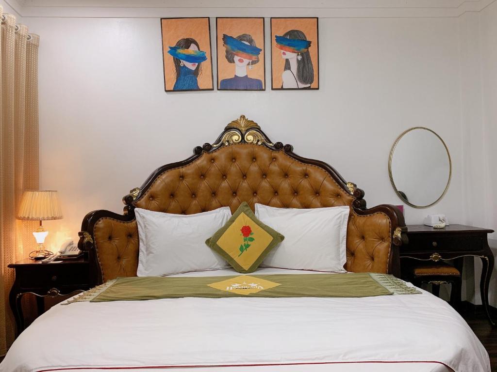 Postel nebo postele na pokoji v ubytování Hoàng Gia Đông Anh Hotel