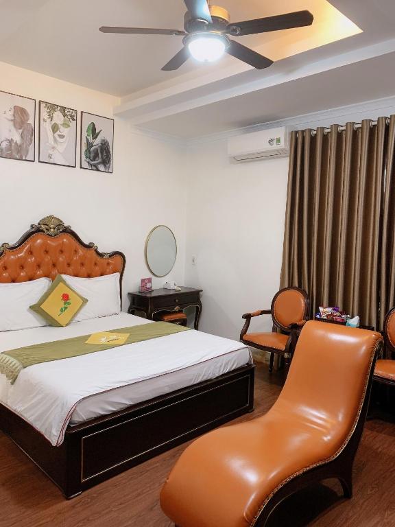 Postel nebo postele na pokoji v ubytování Hoàng Gia Đông Anh Hotel