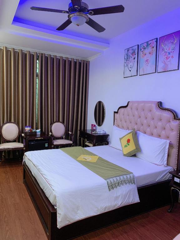 Postel nebo postele na pokoji v ubytování Hoàng Gia Đông Anh Hotel
