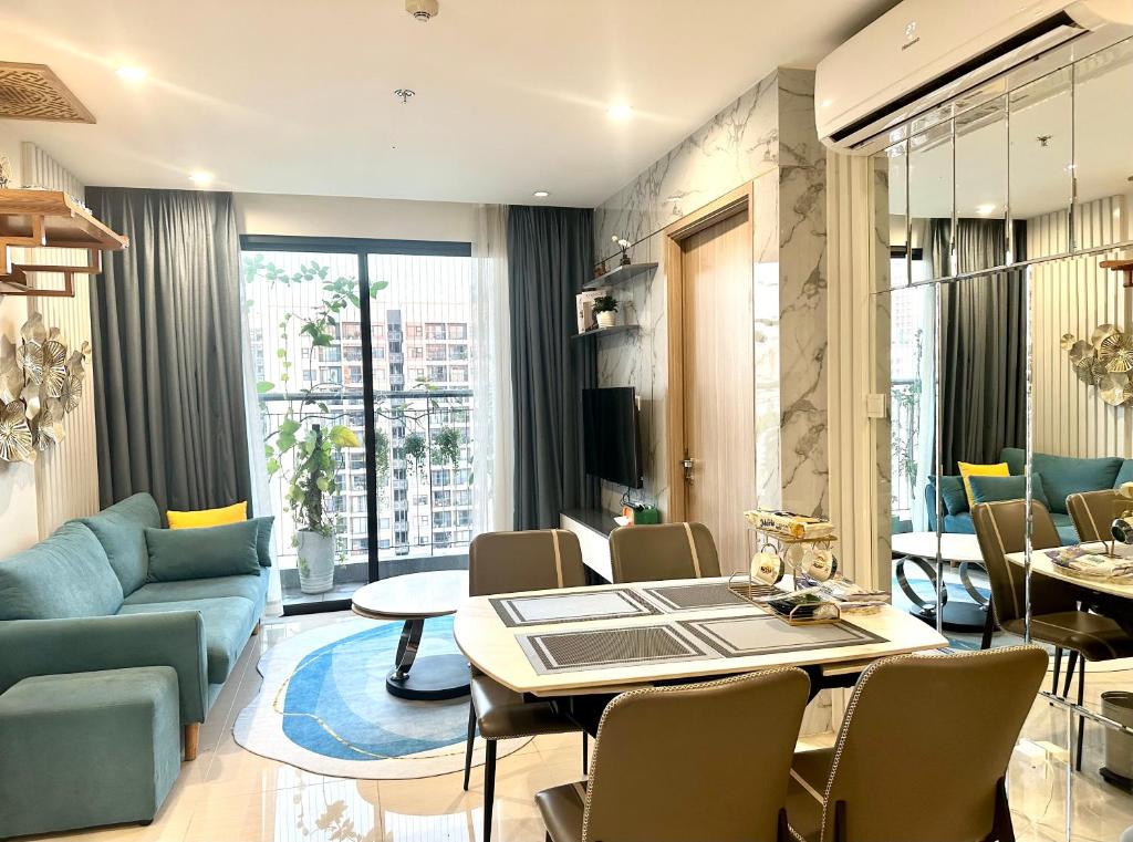- un salon avec un canapé bleu et une table dans l'établissement Căn hộ chung cư cao cấp Ocean Park 2BR 2BA, à Hanoï