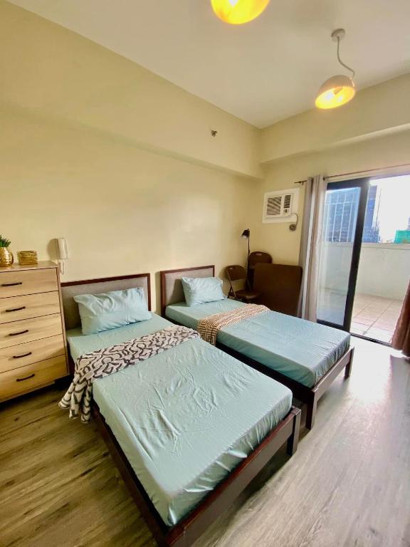 a bedroom with two beds and a dresser at Studio With balcony in Carreta