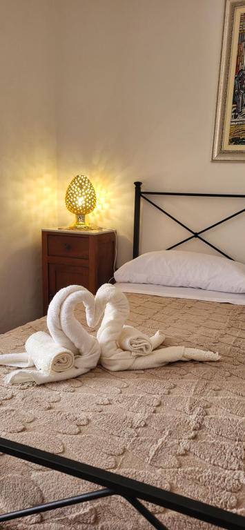 Una toalla blanca sobre una cama en un dormitorio en PerlaMarina, en Trapani