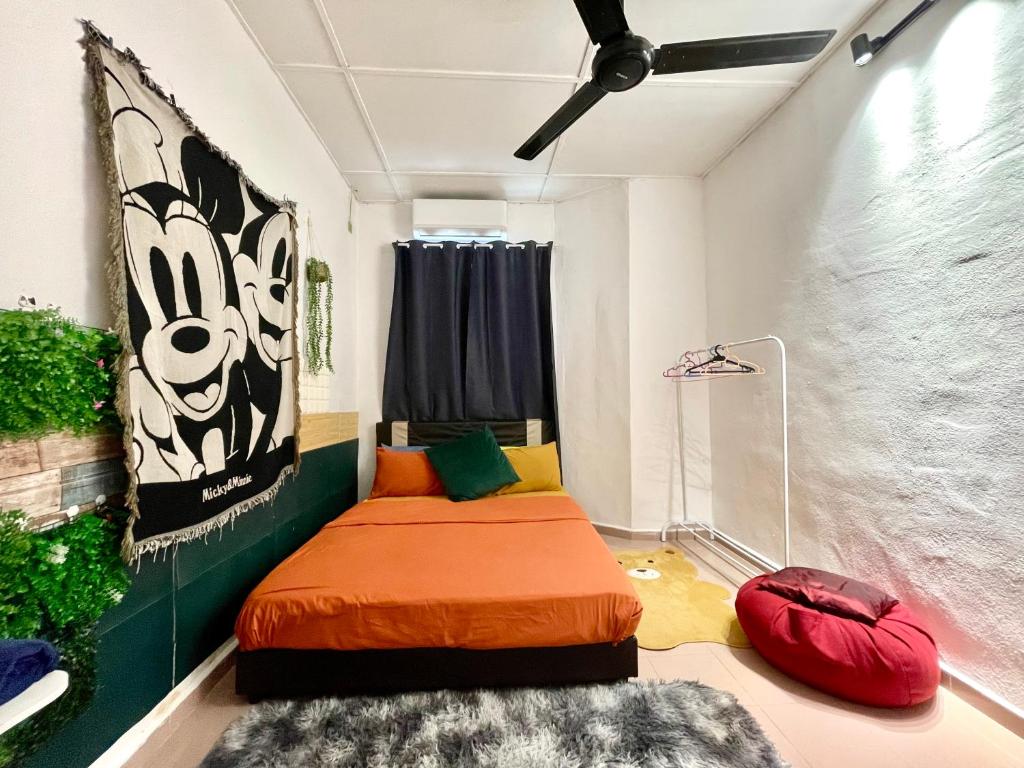 Zimmer mit einem Bett und einem Wandgemälde in der Unterkunft Cozy 255 Entire 3 Bedroom House At Alma Bukit Mertajam in Bukit Mertajam