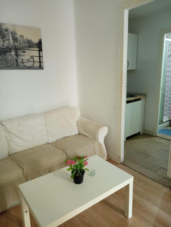 salon z kanapą i stołem w obiekcie Piso 3 dormitorios junto al metro Nueva Numancia, a 15 min de Sol en metro w Madrycie