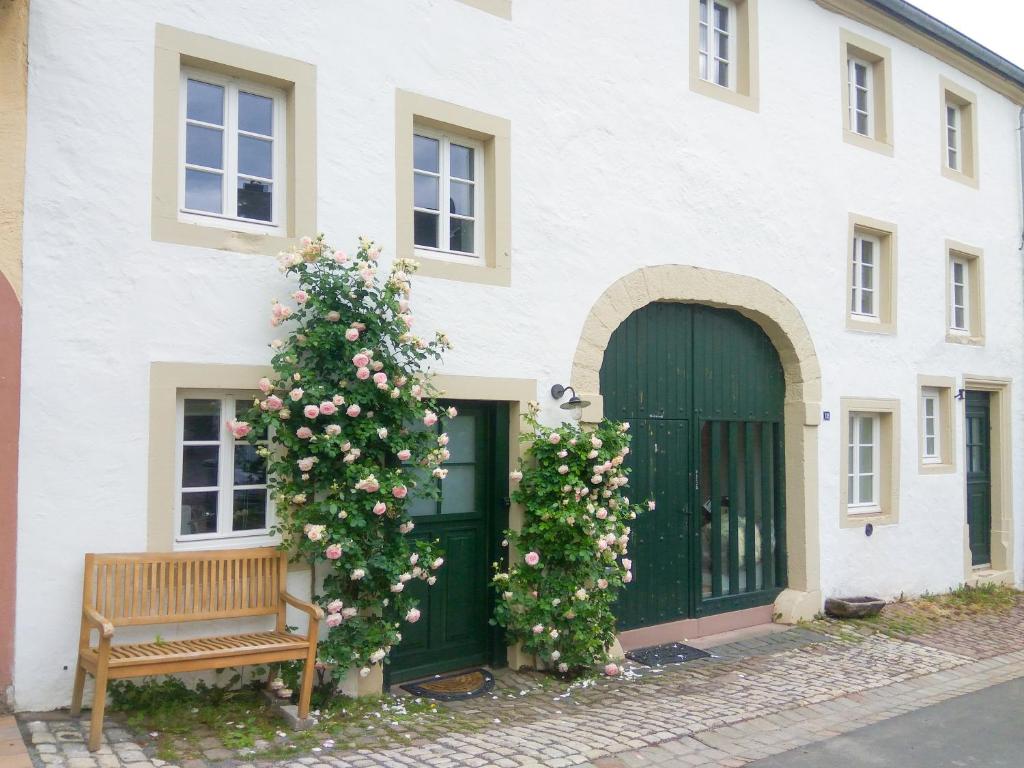 a building with a green door and a bench at Living-in-History: Historischer Charme und Design in Dudeldorf