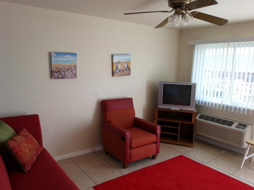 TV a/nebo společenská místnost v ubytování Sunrise Motel