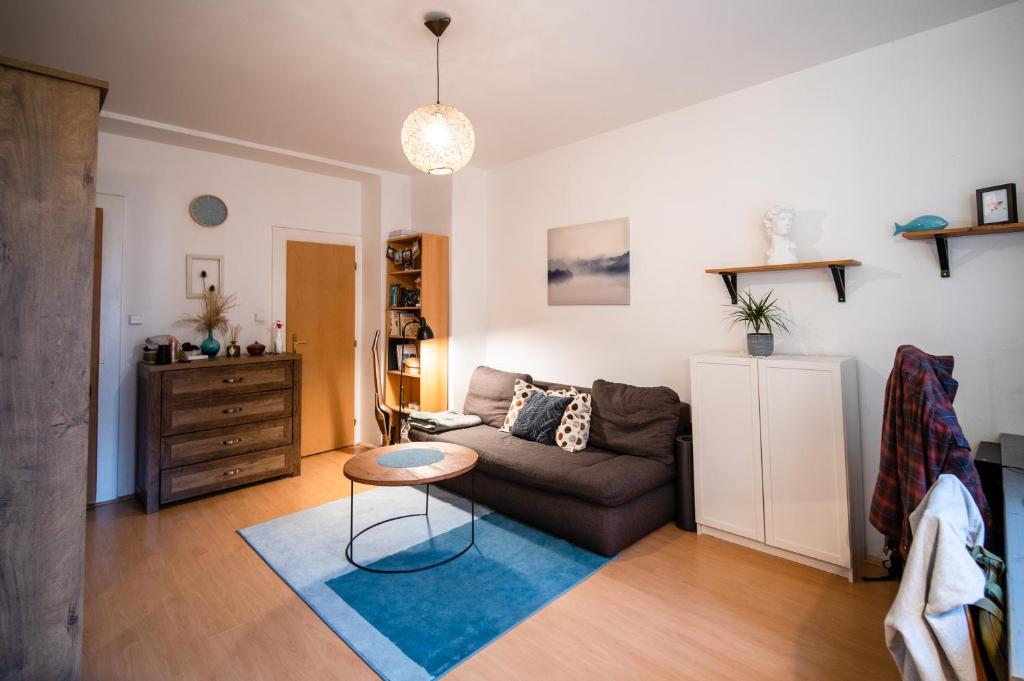 ein Wohnzimmer mit einem Sofa und einem Tisch in der Unterkunft Klidný a útulný byt in Prag