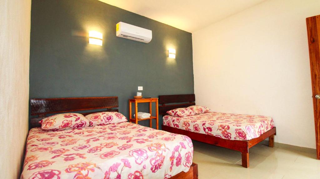 - une chambre avec 2 lits et la climatisation dans l'établissement Las Palmas, à Bacalar