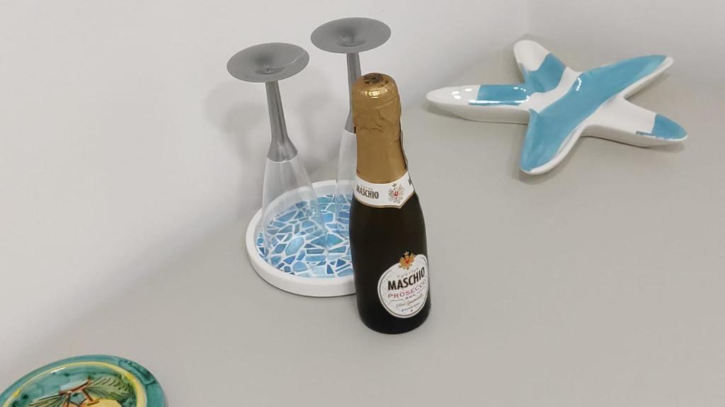 een fles champagne in een houder aan de muur bij B&B le Pontine in Gaeta