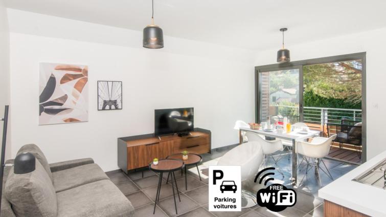 un salon avec un canapé et une table dans l'établissement You & Me avec Balcon et parking privé, à Sarlat-la-Canéda