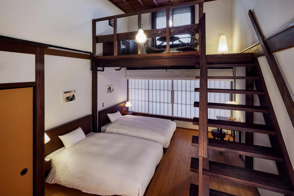 Postel nebo postele na pokoji v ubytování NIPPONIA HOTEL Ozu Castle Town