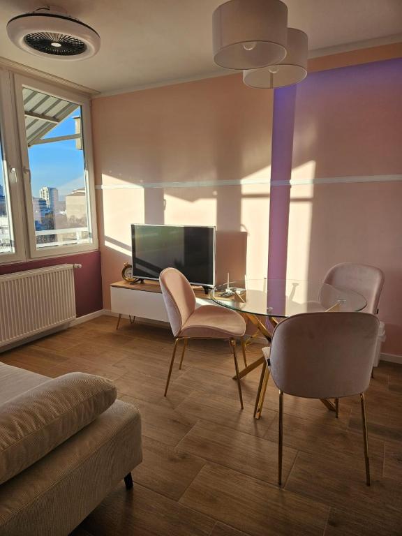 een woonkamer met een glazen tafel en stoelen bij ABA2 in Zagreb