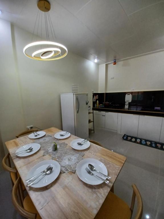 Kuchyň nebo kuchyňský kout v ubytování Cebu City Unit1 Spacious 2BR near SM Seaside NuStar Ocean Park Dynamic Herb Anjo