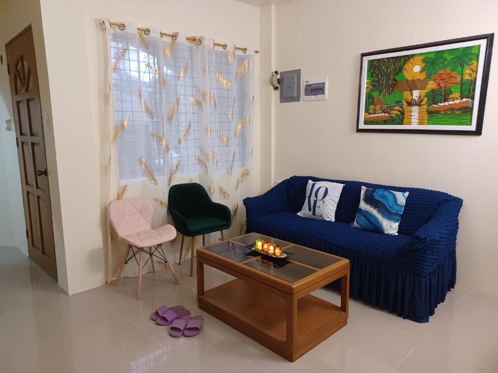 Posezení v ubytování Cebu City Unit1 Spacious 2BR near SM Seaside NuStar Ocean Park Dynamic Herb Anjo