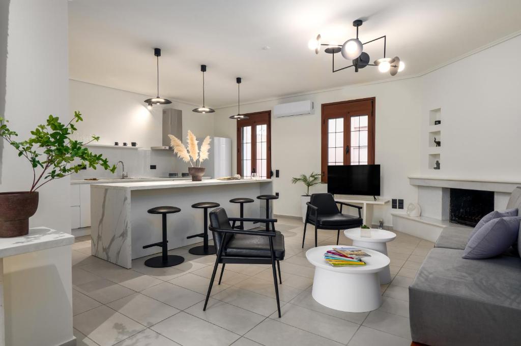 Una cocina y una sala de estar con mesa y sillas. en Centro Y Mar I, en Argostoli