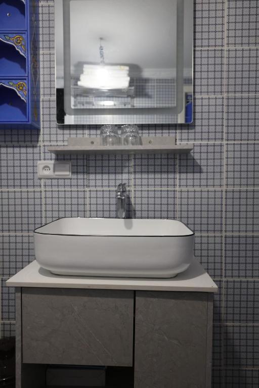 Salle de bains dans l'établissement RIAD CHENGLI 蓝城里