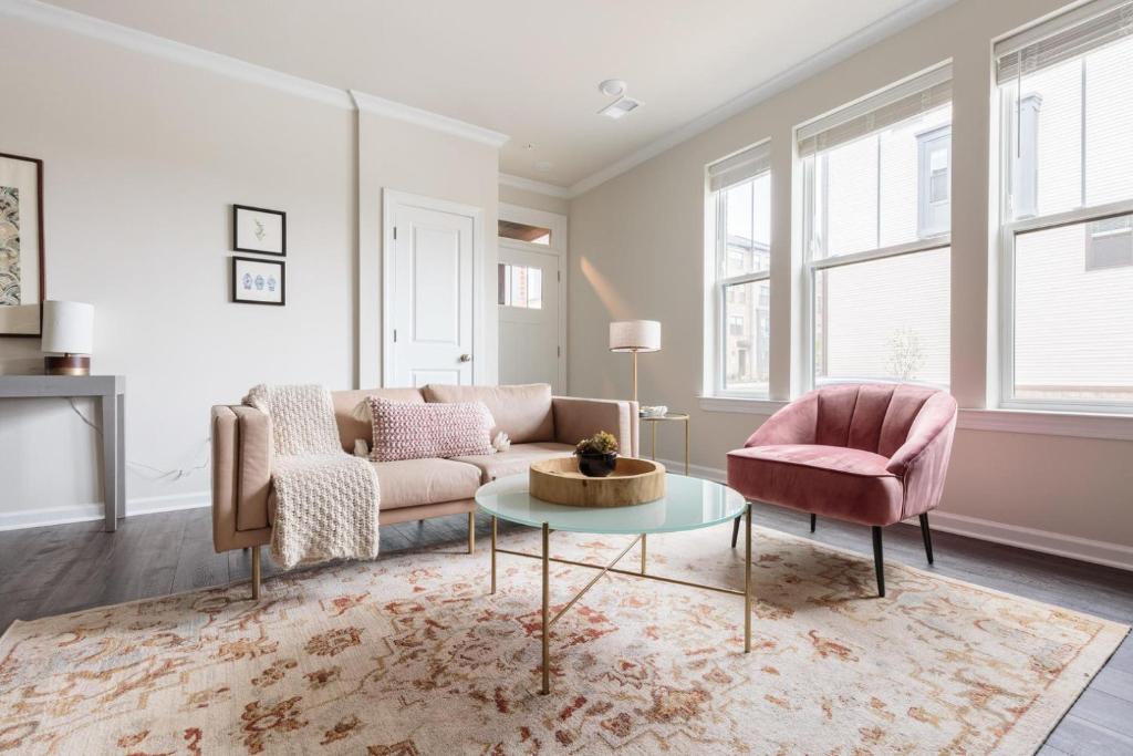 un soggiorno con divano, 2 sedie e tavolo di Ashburn 3br w wd nr airport national park WDC-764 ad Ashburn