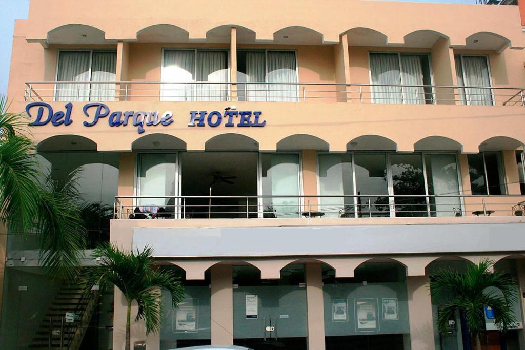 un hotel con un cartel que lee el hotel del parvez en Del Parque Hotel, en Corozal