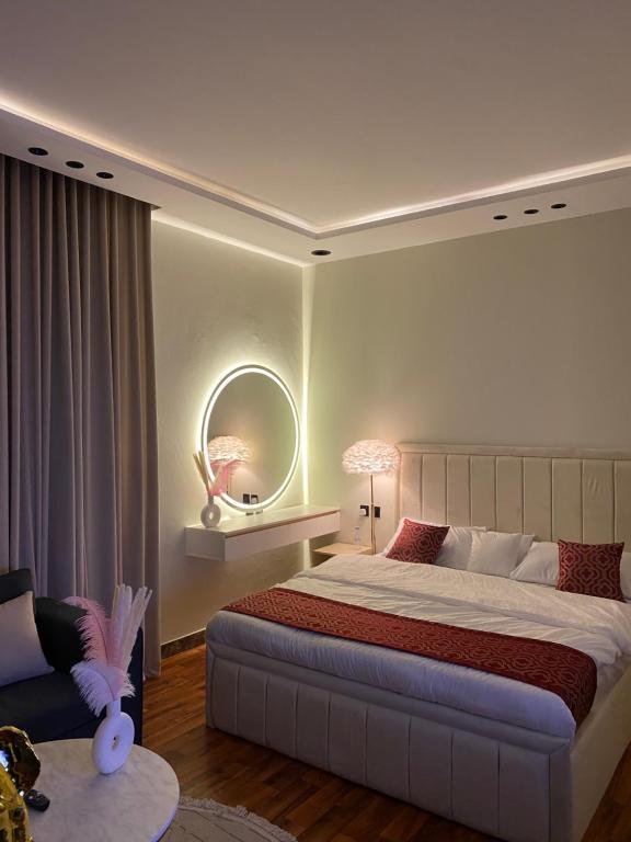 1 dormitorio con 1 cama grande y 1 sofá en استديو انيق وجميل بدخول ذاتي en Riad
