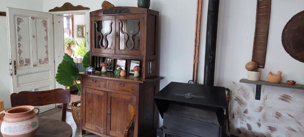 um grande armário de madeira num quarto com lareira em Golemi kamik Pirot em Pirot