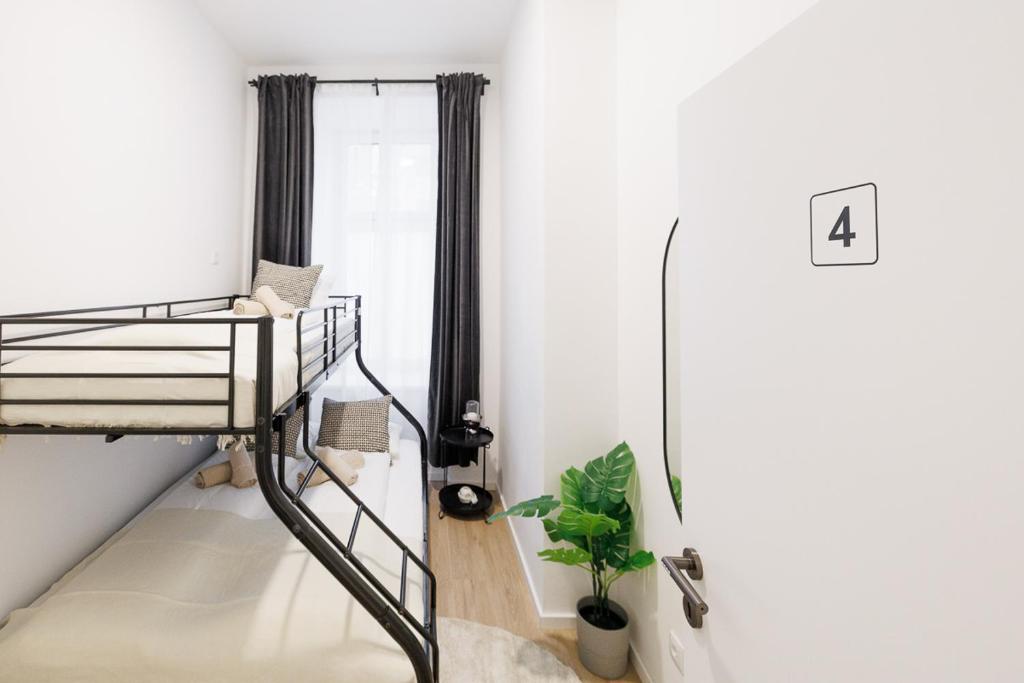 Postel nebo postele na pokoji v ubytování Central City Style Rooms by Home2